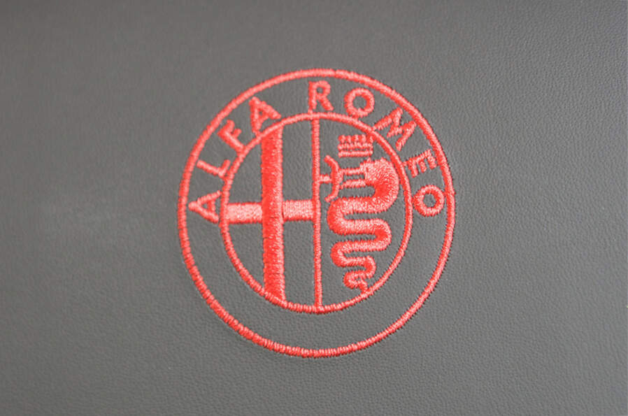 Alfa Romeo Giulietta Quadrifoglio Verde genähtes Logo