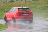 Audi RS3 Sportback, Teststrecke, Rückansicht nasse Straße