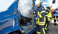 Bei einem Verkehrsunfall bittet die Feuerwehr alle Beteiligten zur Kasse.