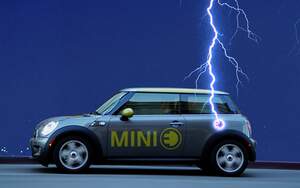 Blitz schlägt in Mini E ein Blitz schlägt in Mini E ein