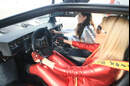 Blondine im roten Catsuit im Lamborghini Countach Turbo S