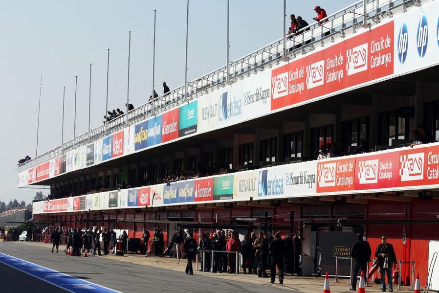 Boxengasse-Formel-1-Test-Barcelona-20-Februar-2013-19-fotoshowImageNew-89a1669-662717.jpg