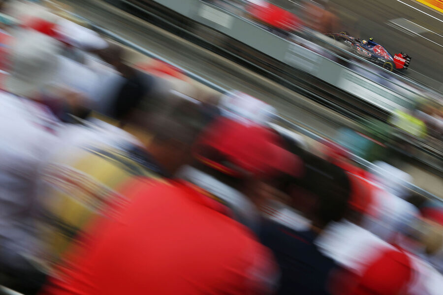 [Imagen: Carlos-Sainz-Toro-Rosso-GP-Ungarn-Budape...885198.jpg]