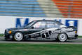 Eines der legendärsten Autos der DTM-Geschichte: Der AMG 190er von Klaus Ludwig in der schwarz-silbernen Lackierung und den Sponsoraufklebern von Boss und König Pilsener. DTM-Boliden