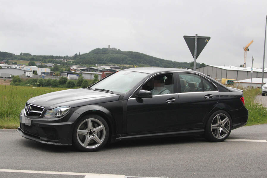 Erlkoenig-Mercedes-C-63-AMG-Muletto-19-fotoshowImageNew-86bfc4d4-609388.jpg