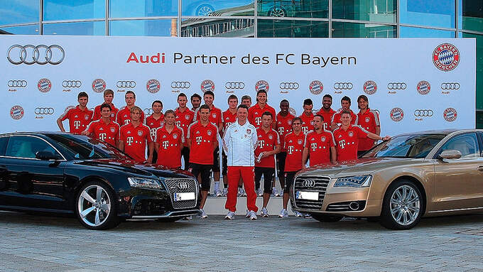 FC-Bayern-Muenchen-Fussballer-und-Autos-