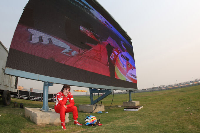 Fernando-Alonso-GP-Indien-Training-28-10-2011-fotoshowImage-4ad2004a-547740.jpg