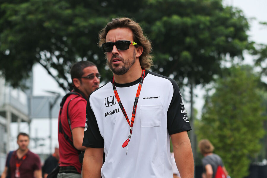 Fernando-Alonso-McLaren-Formel-1-GP-Singapur-17-September-2015-fotoshowBigImage-f6d8e8a4-896967.jpg