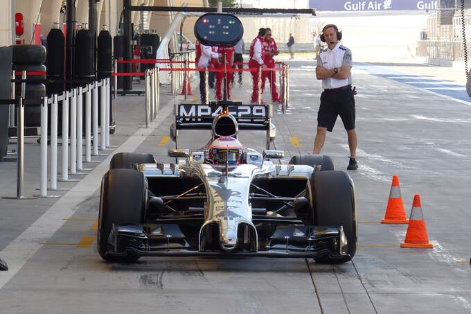 Jenson-Button-McLaren-Formel-1-Test-Bahrain-21-Februar-2014-fotoshowImage-d14fe07-756592.jpg