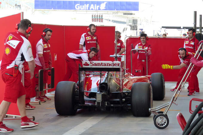 Kimi-Raeikkoenen-Ferrari-Formel-1-Test-Bahrain-21-Februar-2014-fotoshowImage-d3a68074-756593.jpg