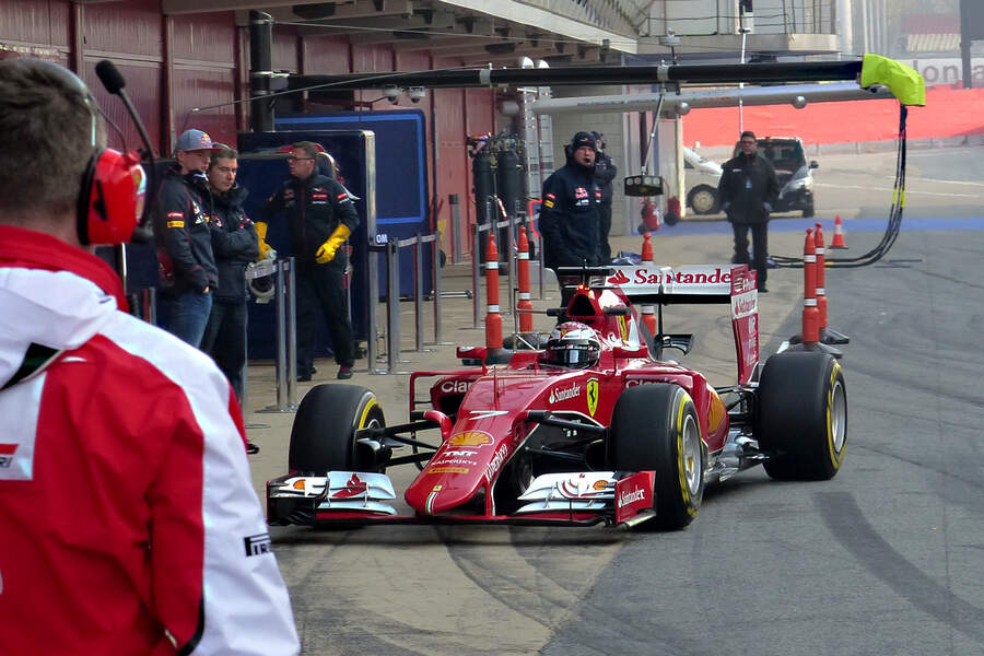 Kimi-Raeikkoenen-Ferrari-Formel-1-Test-Barcelona-19-Februar-2015-fotoshowBigImage-68edd95-845054.jpg