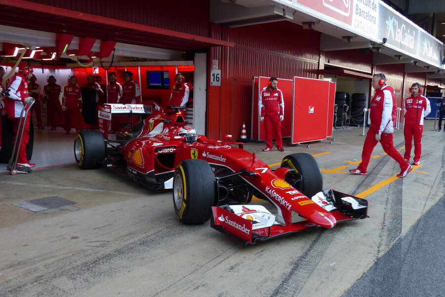 Kimi-Raeikkoenen-Ferrari-Formel-1-Test-Barcelona-19-Februar-2015-fotoshowBigImage-ca497e7d-844481.jpg
