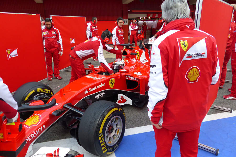 Kimi-Raeikkoenen-Ferrari-Formel-1-Test-Barcelona-26-Februar-2015-fotoshowBigImage-34a05f79-846389.jpg
