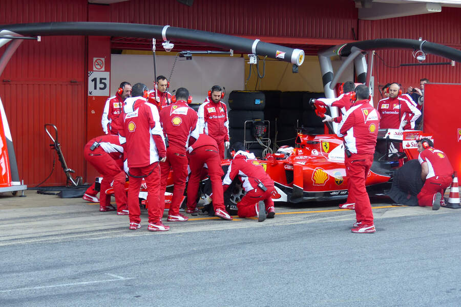Kimi-Raeikkoenen-Ferrari-Formel-1-Test-Barcelona-28-Februar-2015-fotoshowBigImage-f8a45bea-847021.jpg
