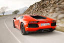 Lamborghini Aventador LP 700-4, RÂ¸ckansicht, Bergstraï¬‚e, schrâ€°g hinten