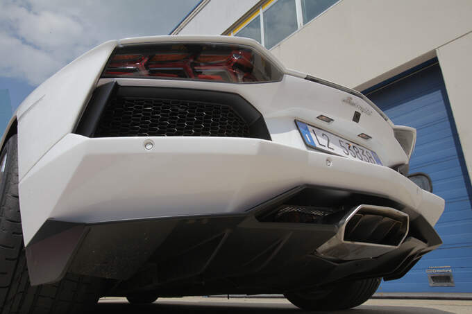 Lamborghini-Aventador-Rueckansicht-von-unten-fotoshowImage-45dc279d-485957.jpg