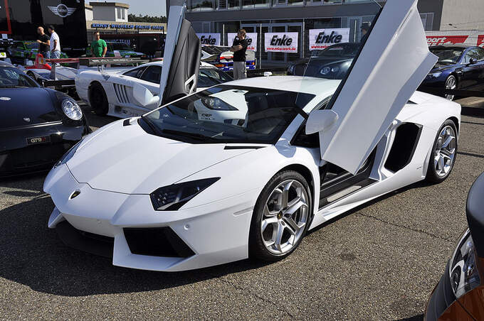 Lamborghini-Aventador-Supersportwagenausstellung-2011-fotoshowImage-d8ff62c5-504489.jpg
