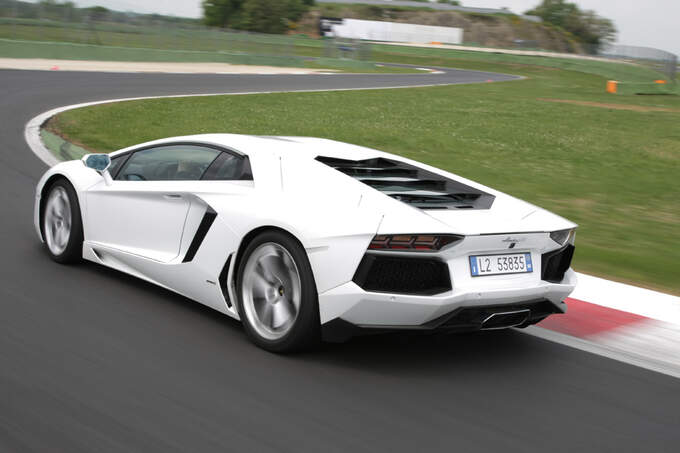 Lamborghini-Aventador-hinten-links-Teststrecke-fotoshowImage-d990104c-485952.jpg