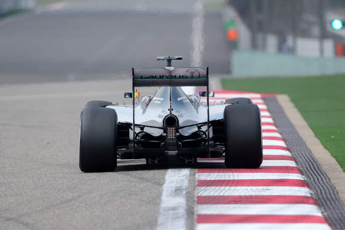 Lewis-Hamilton-Mercedes-Formel-1-GP-China-Shanghai-10-April-2015-fotoshowImage-cdfe6787-856298.jpg