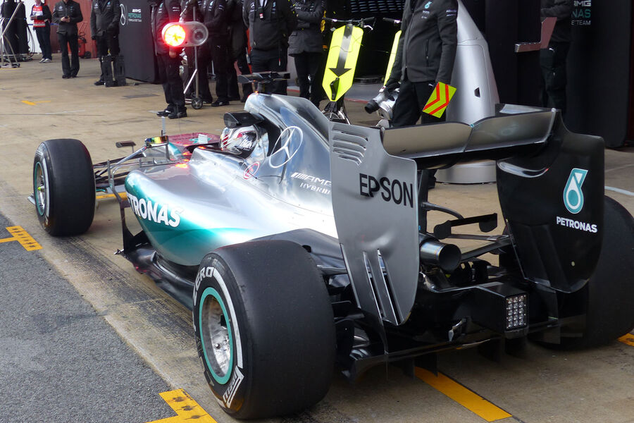 Lewis-Hamilton-Mercedes-Formel-1-Test-Barcelona-26-Februar-2015-fotoshowBigImage-94ee7a17-846373.jpg