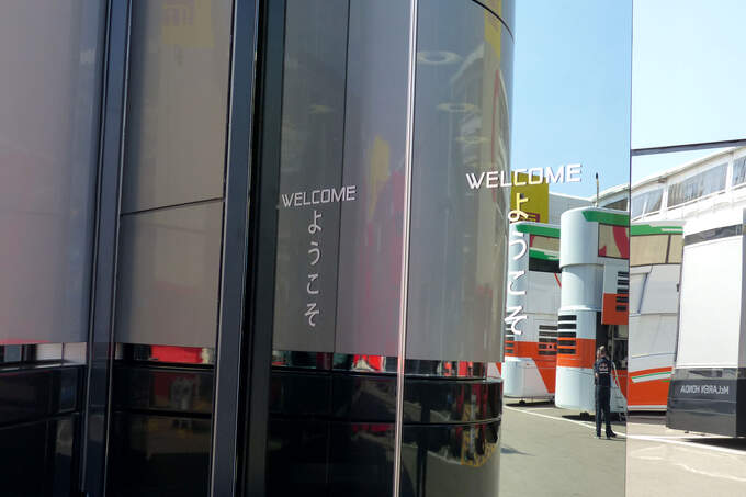 McLaren-Honda-Motorhome-GP-Spanien-2015-Barcelona-fotoshowImage-f4a61b7d-862114.jpg