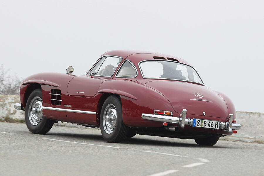Mercedes-300-SL-und-SLS-AMG-f900x600-F4F4F2-C-4419a72f-333756.jpg