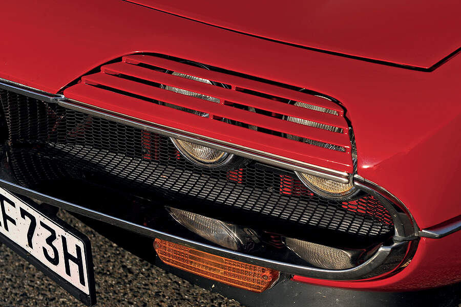 Mercedes-Benz-500-SLC-fotoshowBigImage-8ac466d2-372671.jpg