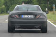Im Gegensatz zum Serienmodell erhält die AMG-Version je zwei Auspuffendrohre ... Mercedes SLK Erlkönig