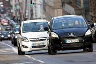 Peugeot gegen Opel