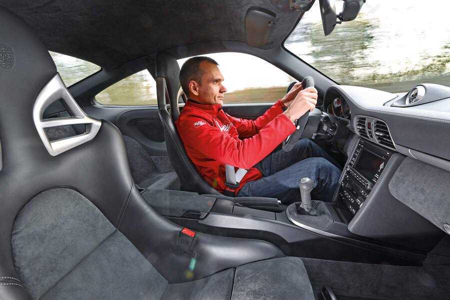 Porsche-997-GT3-Cockpit-fotoshowBigImage-4bc930c2-710711.jpg