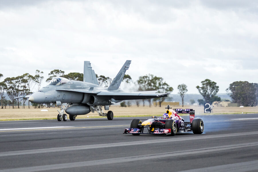 Red-Bull-Daniel-Ricciardo-Duesenjet-Formel-1-GP-Australien-12-Maerz-2014-fotoshowBigImage-422aa780-763737.jpg