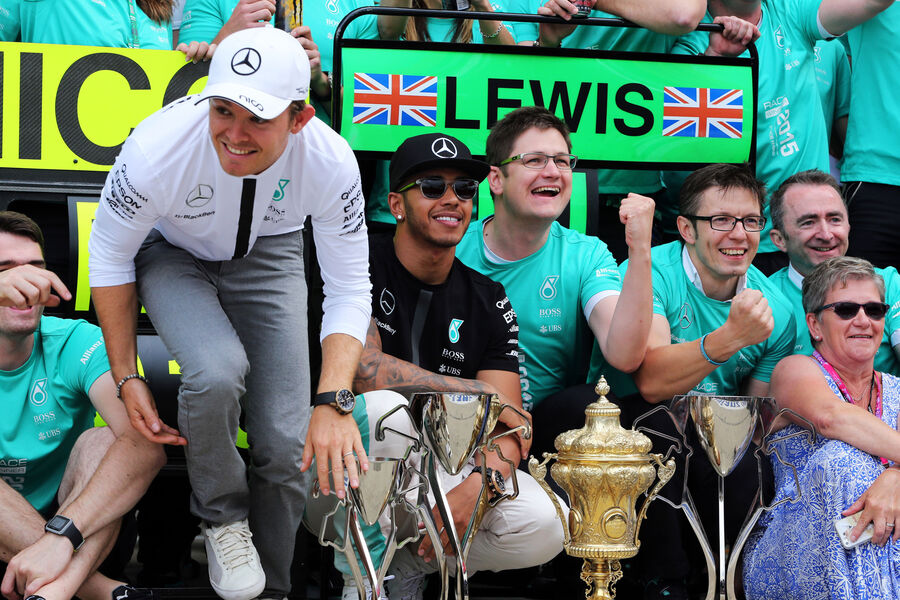 Rosberg-Hamilton-GP-England-2015-fotoshowBigImage-364140f1-881088.jpg