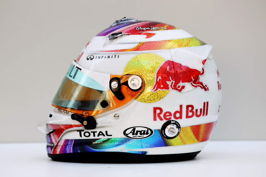 Sebastian-Vettel-Helm-GP-Singapur-2011-fotoshowBigImage-45473cf7-541768.jpg