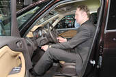 Sitzprobe auf der IAA 2011 in Frankfurt - Henning Busse im Opel Zafira