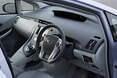 Spaciges Cockpit mit schmalem Anzeigenband vor der Frontscheibe und breiter, hoch liegender Mittelkonsole. Toyota Prius