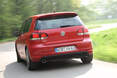 Der EA888 verrichtet seinen Dienst mit der ruhigen Professionalität eines Großserien-Vierzylinders und dem Dampf und Herz eines bis 6.900/min drehenden Turboaggregates. VW Golf GTI