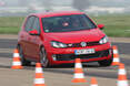 Untersteuern erfordert Mutwillen – vor allem dank der exzellent ausgelegten Traktionskontrolle. Von null auf 100 km/h sprintet der VW Golf GTI in 6,9 Sekunden. VW Golf GTI
