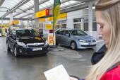 VW Golf TDI Blue Motion, Toyota Auris HSD Tankstelle