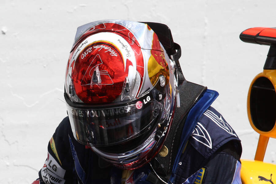 Vettel-Helm-GP-Deutschland-2010-fotoshowBigImage-80ee9434-519430.jpg