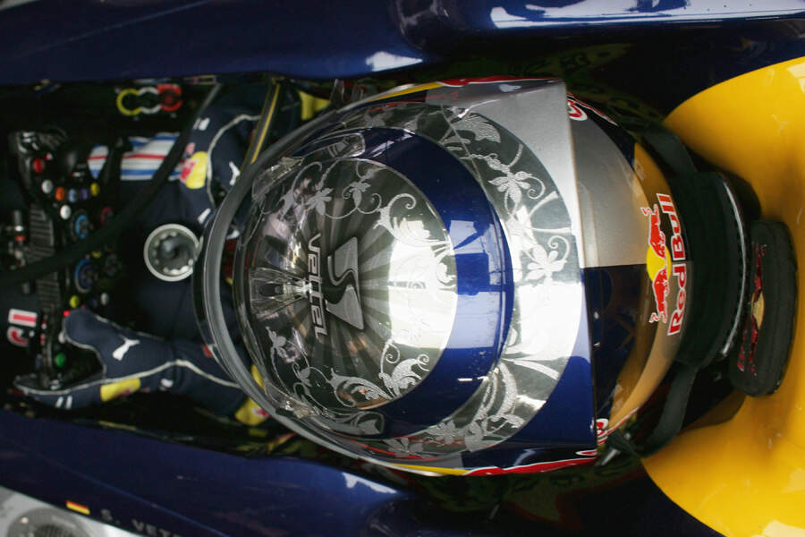 Vettel-Helm-GP-Japan-2009-fotoshowBigImage-d3a6feed-519422.jpg
