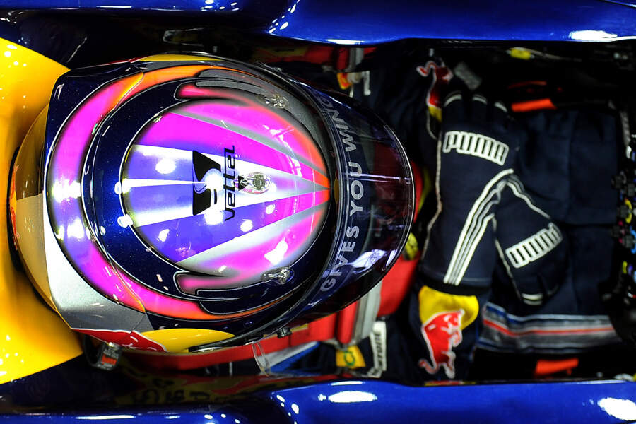 Vettel-Helm-Red-Bull-2010-fotoshowBigImage-498d7cd5-519419.jpg