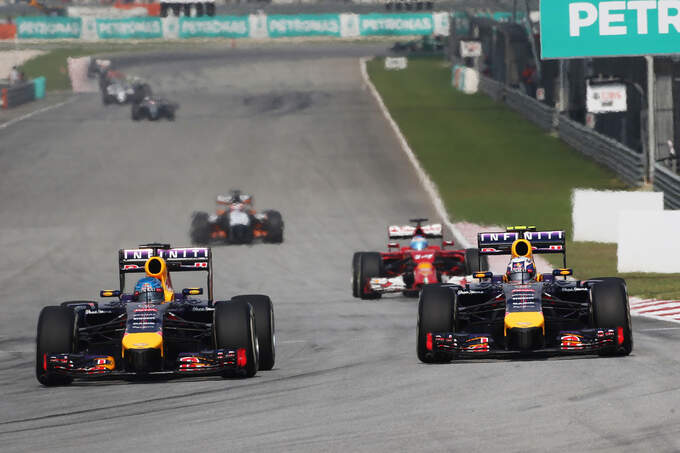 Vettel-vs-Ricciardo-GP-Malaysia-2014-fotoshowImage-4582227-768358.jpg