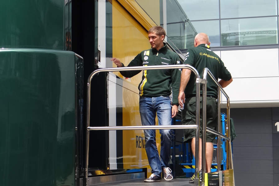 Vitaly-Petrov-Caterham-Formel-1-GP-England-Silverstone-5-Juli-2012-19-fotoshowImageNew-8cc7ca75-609934.jpg