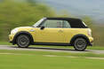 Hinter dem Steuer des Mini Cabrio geht es immer etwas turbulenter zu als im BMW Cabrio.