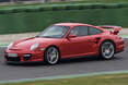 Der Biturbo-Boxer des Porsche 911 GT2 liefert seine Spitzenleistung ab, fordert zum Hochschalten auf.