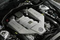 Der V8 im SL AMG 63 stellt 525 PS Leistung und ein Drehmoment von 630 Nm Drehmoment zur Verfügung.
