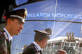 Immer wieder schlichen die Carabinieri um das McLaren-Motorhome.