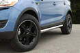 Delta 4x4-Sins Felgendesign mit 18 Zoll 235/60er Pneus.